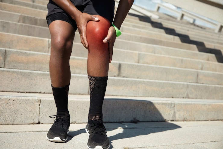 Free Photo closeup of young man with knee injury