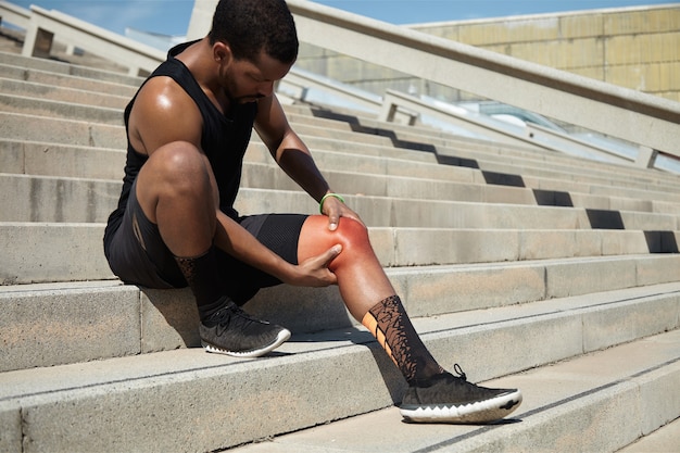 Free photo closeup of young man with knee injury