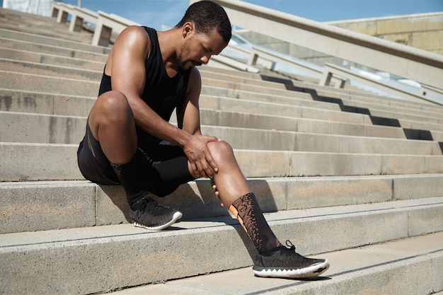 Free photo closeup of young man with knee injury