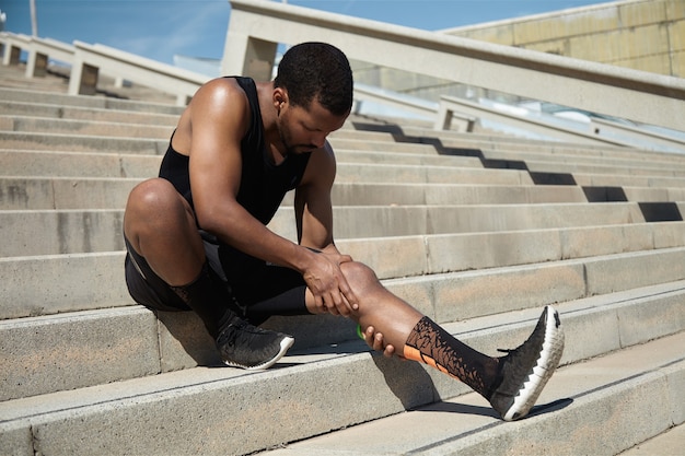 Free photo closeup of young man with knee injury