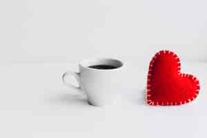 Foto gratuita cuore di stoffa e tazza di caffè