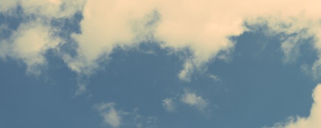 푸른 하늘 배경-레트로 빈티지 효과 스타일 사진에 구름. 파노라마 배너.