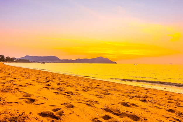 Foto gratuita nuvola silhouette sfondo oceano tropicale