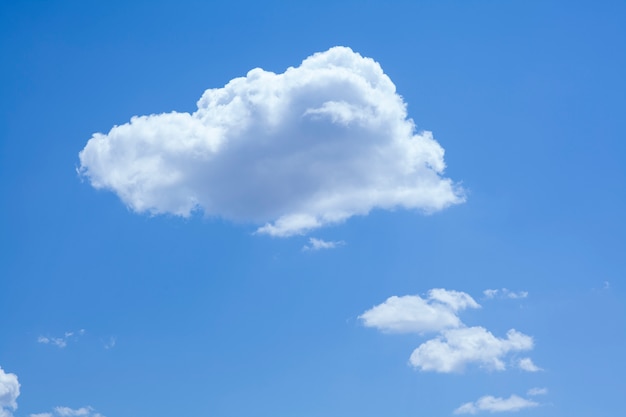 空に浮かぶ雲