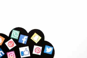 Бесплатное фото Облако с различными значками социальных сетей на белом фоне