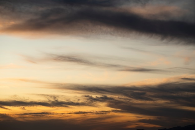 Бесплатное фото Затуманенное небо с копией космического фона