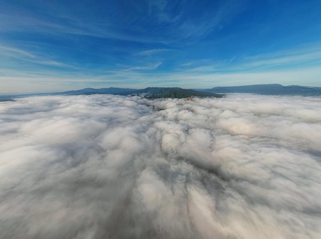 비행기 창에서 산 위의 구름과 하늘, 아침 자연 배경의 공중 전망