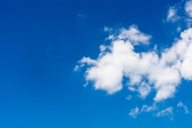 Clouds in the blue sky wallpaper