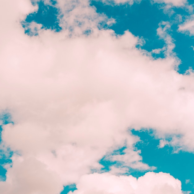 青い空に浮かぶ雲