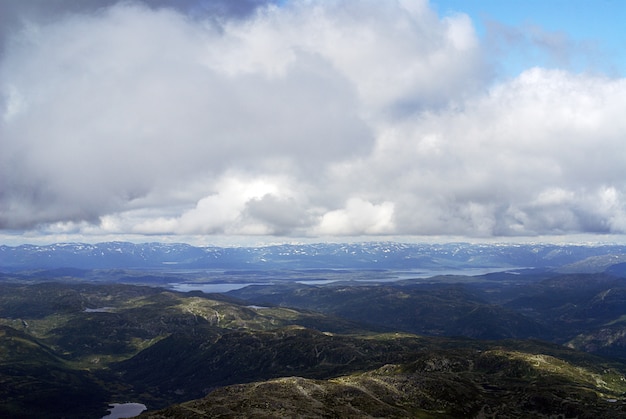 Облака над холмами в Туддал Гаустатоппен в Норвегии