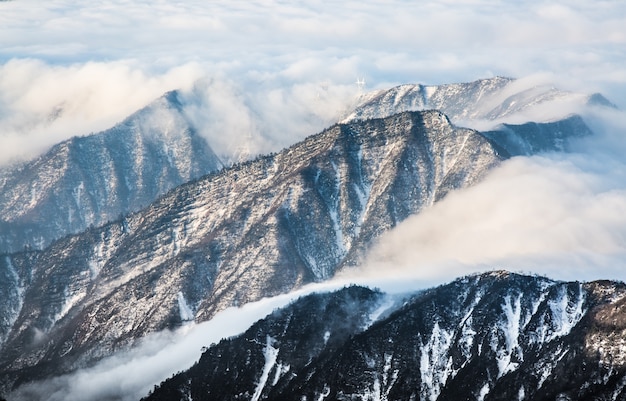 Foto gratuita nubi tra montagna