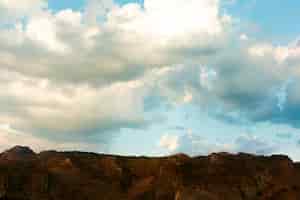 Foto gratuita nuvole sopra una montagna