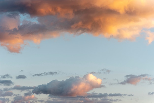 Nuvole e raggi di sole nel cielo Foto Gratuite