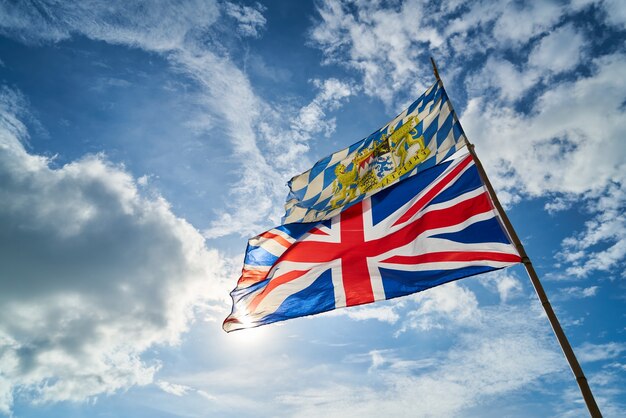 облака Великобритании на открытом воздухе размахивать голубое небо