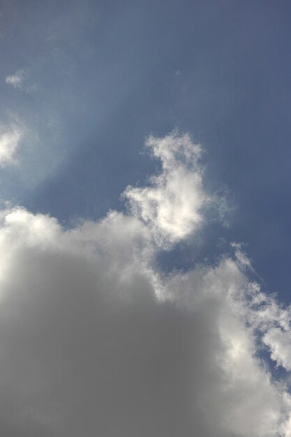 青空の背景と雲