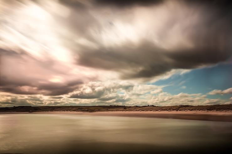 Free Photo cloudy day at the sea