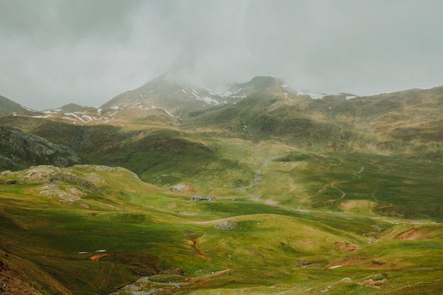 Foto gratuita paesaggio nuvoloso di una montagna