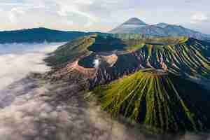 Foto gratuita panorama di montagne nuvolose