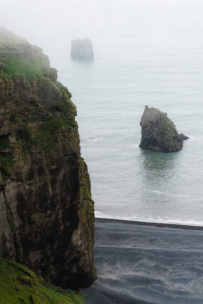 湖のそばの曇りの自然の風景