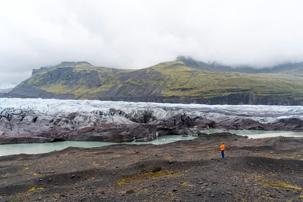 湖のそばの曇りの自然の風景