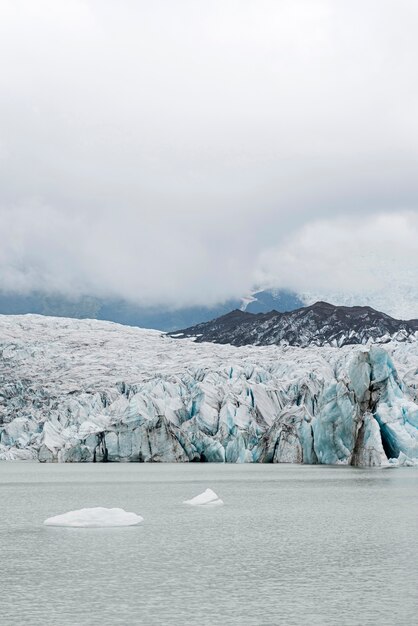 湖のそばの曇りの自然の風景