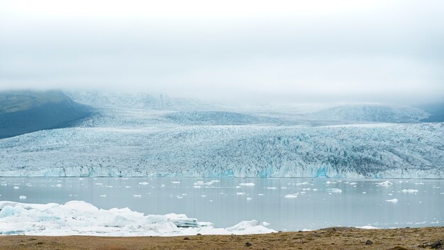 湖のそばの曇りの自然の風景