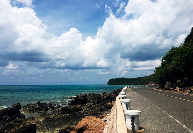 曇った海の川辺の空丘陵地域の郊外