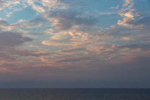 日光の背景の曇り空