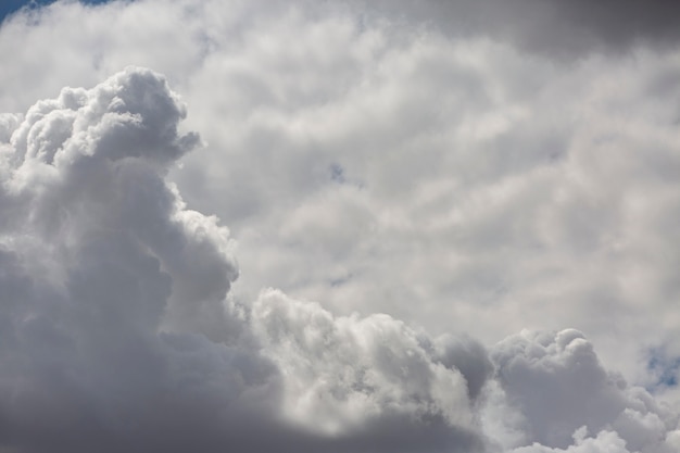 Foto gratuita sfondo di paesaggio nuvoloso nel cielo