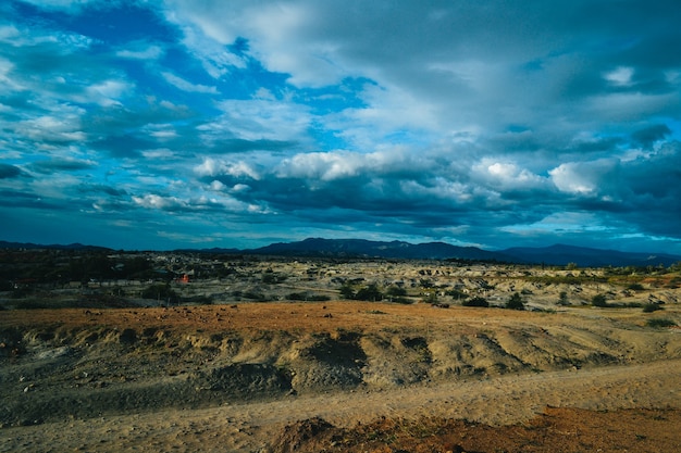 콜롬비아 Tatacoa 사막의 바위 계곡 위에 흐린 하늘