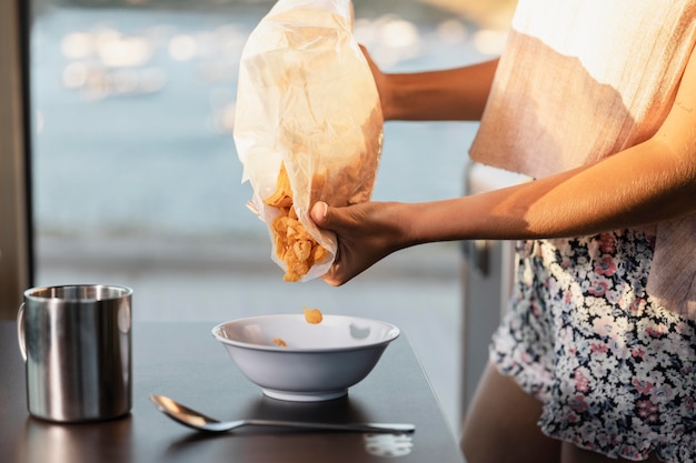 Foto gratuita chiuda su una bella donna che si gode la colazione