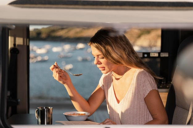 Foto gratuita chiuda su una bella donna che si gode la colazione