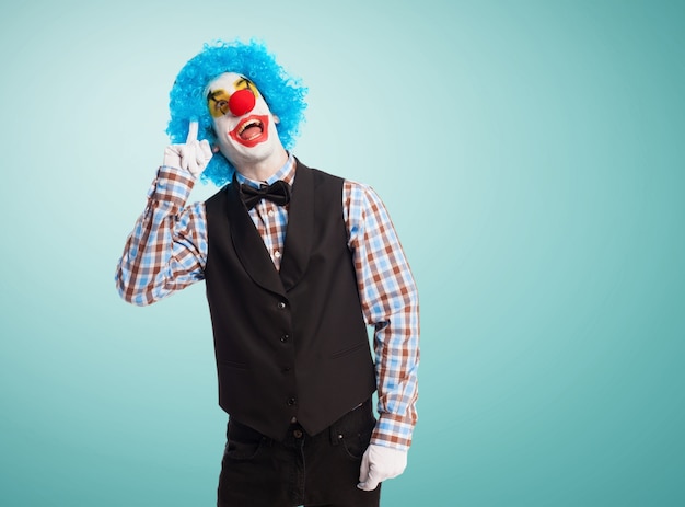 Clown con il dito sulla fronte e sorridente