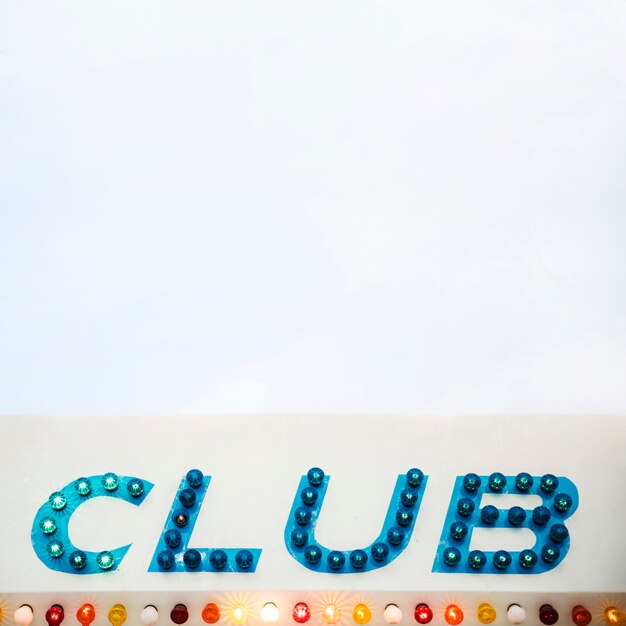 白い背景にクラブが点在するled表示文字