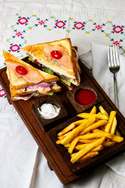 Клубный сэндвич с лососем и картофелем фри