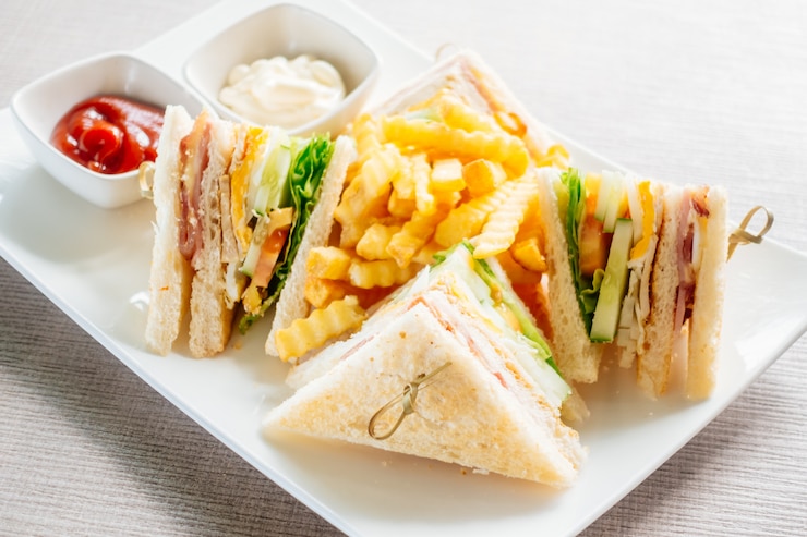 無料Photo 野菜とソースのクラブサンドイッチ