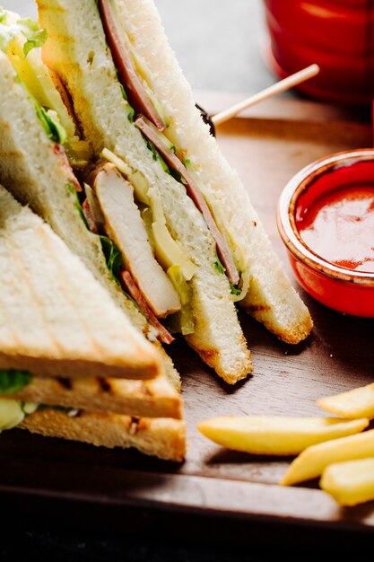 Клубные бутерброды с картофелем и красным соусом.