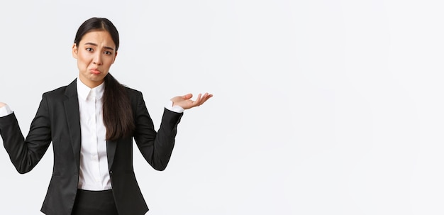 검은 양복을 입은 젊은 아시아 여성 직장인 매니저가 손으로 으쓱하며 si를 퍼뜨렸다.