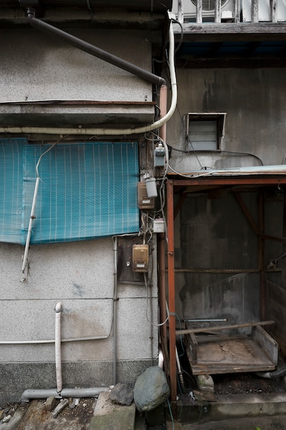 雑然とした廃屋の背景