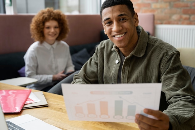 Foto gratuita persone che lavorano insieme