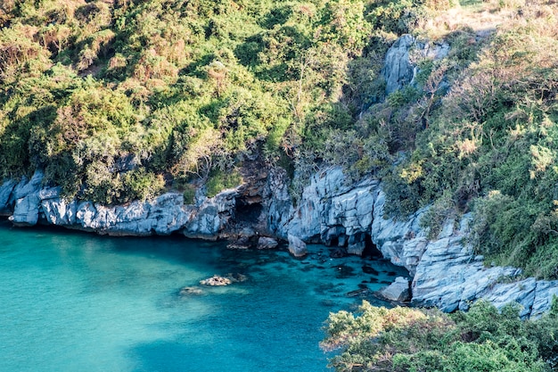 海岸の海と洞窟