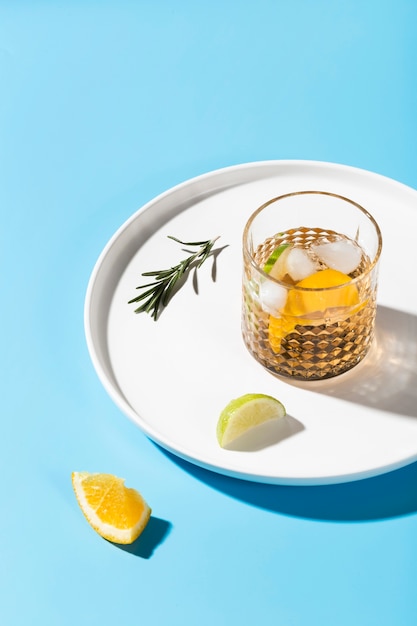 Foto gratuita concetto del cocktail su superficie blu