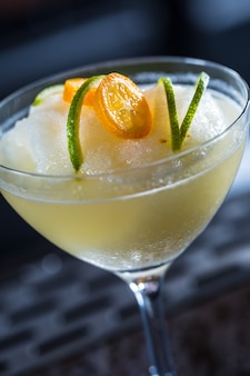 Замороженный коктейль «маргарита» в баре в ночном клубе или ресторане.