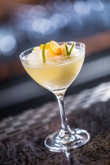 Замороженный коктейль «маргарита» в баре в ночном клубе или ресторане.