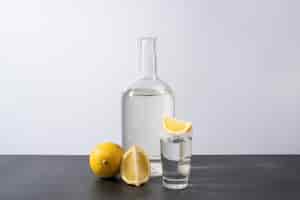 Бесплатное фото Бокал для коктейля с ломтиком лимона