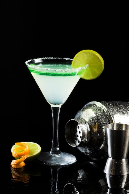 Foto gratuita bicchiere da cocktail con shaker e lime