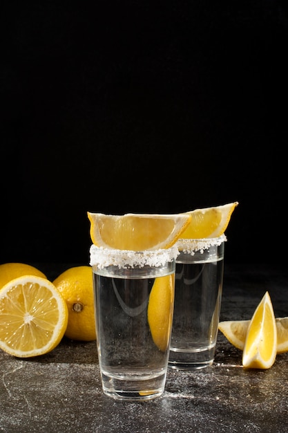 레몬 조각이 있는 칵테일 잔