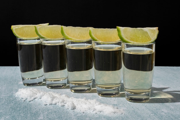 Bicchieri da cocktail con fettine di lime