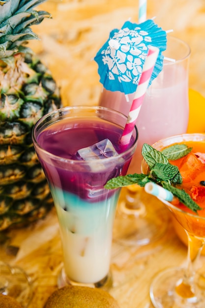 Free photo cocktail and tropical fruits