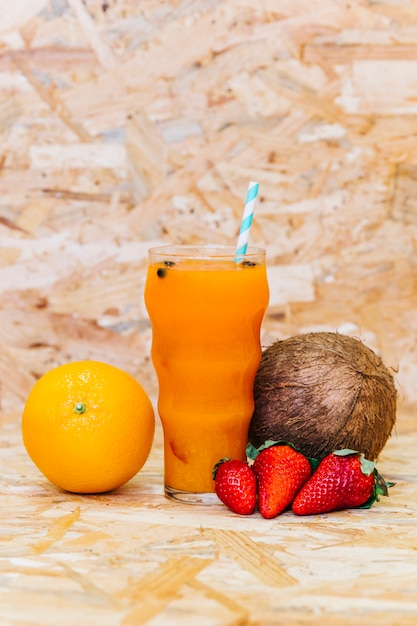 Foto gratuita cocktail e frutti tropicali